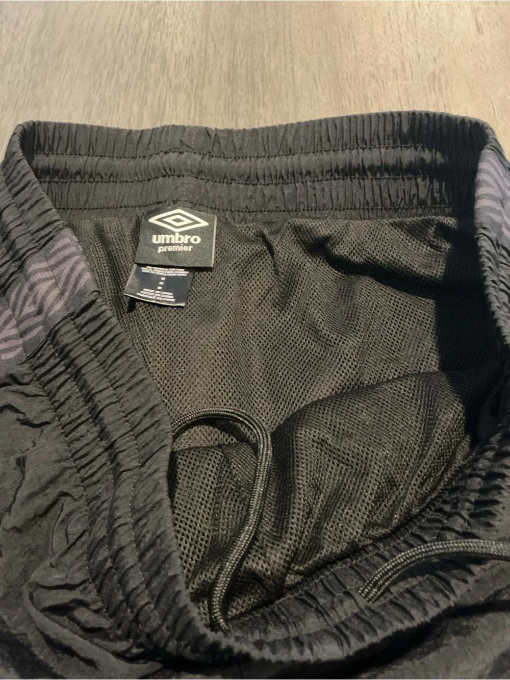 Umbro Men’s Sweeper Crinkle Nylon Track Pants Black Double Diamond Side Size M